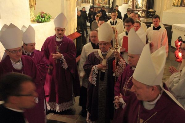 Eucharystia w intencji zmarłych biskupów i kapłanów