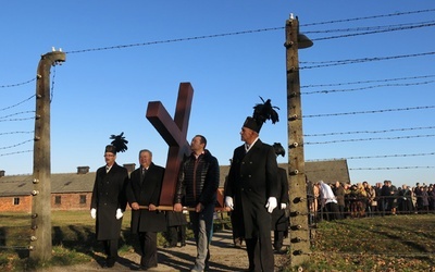 Krzyż przy ruinach krematorium