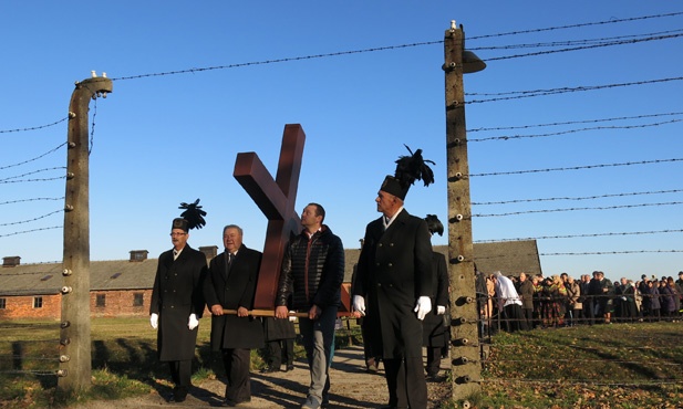 Krzyż przy ruinach krematorium