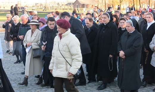 Z Krzyżem w byłym KL Birkenau