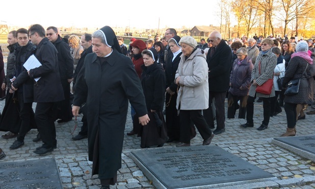 Z Krzyżem w byłym KL Birkenau