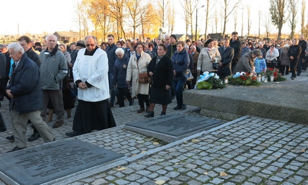 Z Krzyżem w byłym KL Birkenau