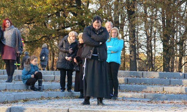 Z Krzyżem w byłym KL Birkenau