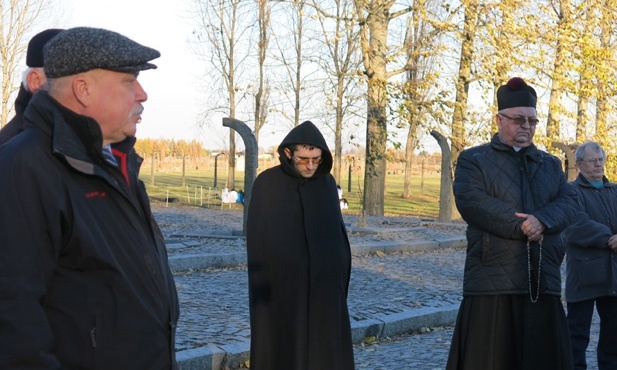 Z Krzyżem w byłym KL Birkenau