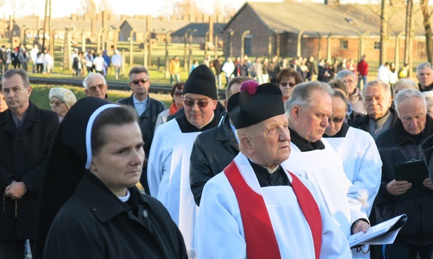 Z Krzyżem w byłym KL Birkenau