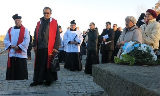 Z Krzyżem w byłym KL Birkenau