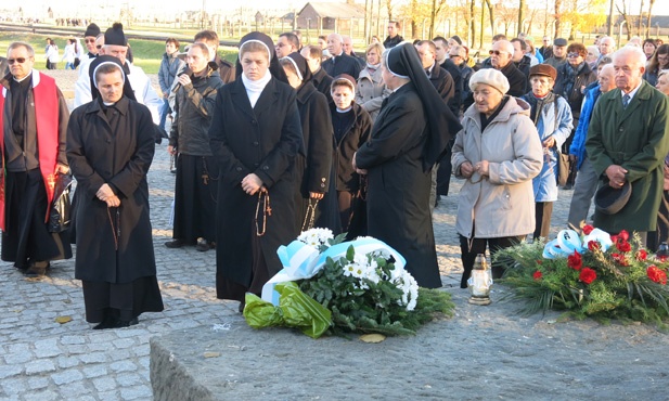 Z Krzyżem w byłym KL Birkenau