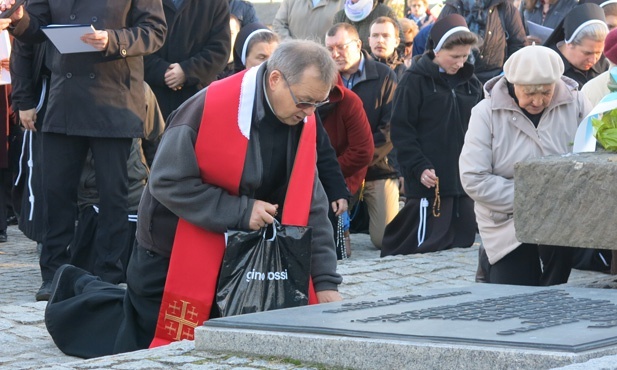 Z Krzyżem w byłym KL Birkenau