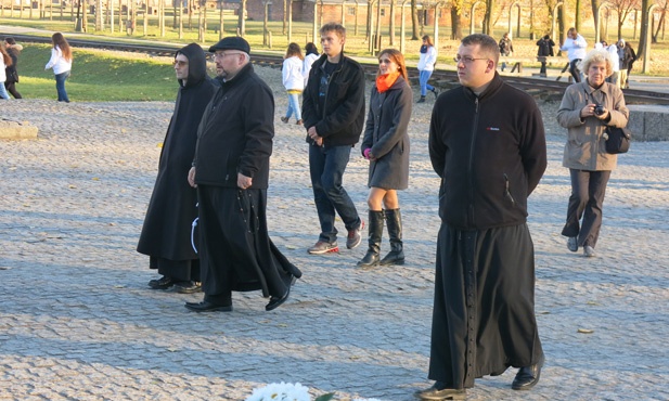 Z Krzyżem w byłym KL Birkenau