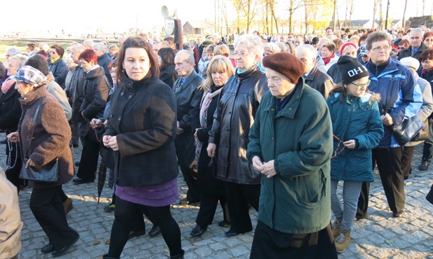 Z Krzyżem w byłym KL Birkenau