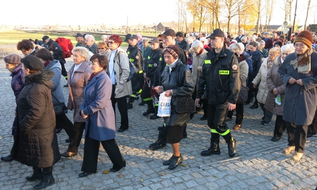 Z Krzyżem w byłym KL Birkenau