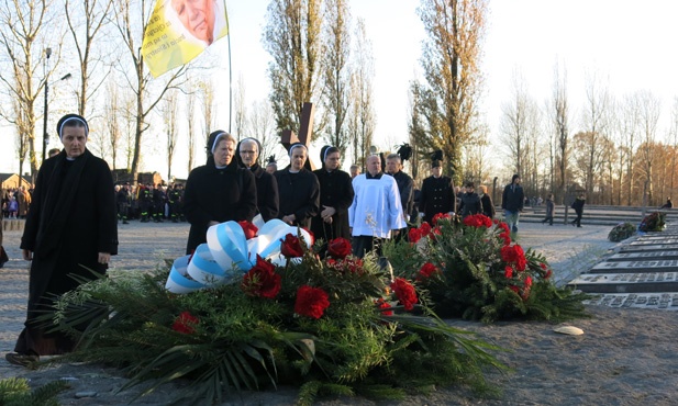 Z Krzyżem w byłym KL Birkenau