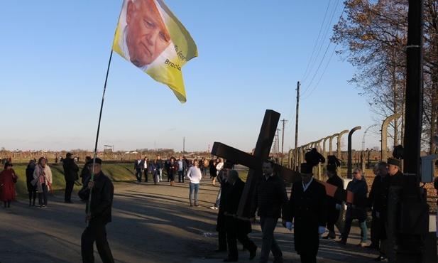 Z Krzyżem w byłym KL Birkenau