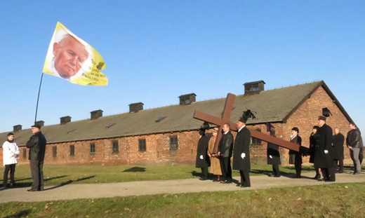 Z Krzyżem w byłym KL Birkenau