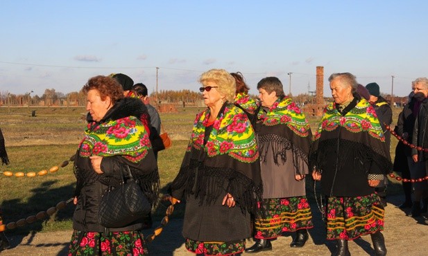 Z Krzyżem w byłym KL Birkenau