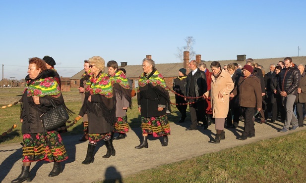 Z Krzyżem w byłym KL Birkenau