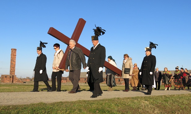 Z Krzyżem w byłym KL Birkenau