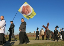 Z Krzyżem w byłym KL Birkenau