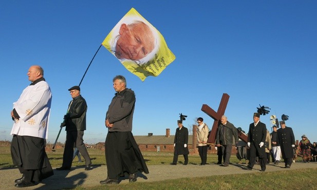 Z Krzyżem w byłym KL Birkenau