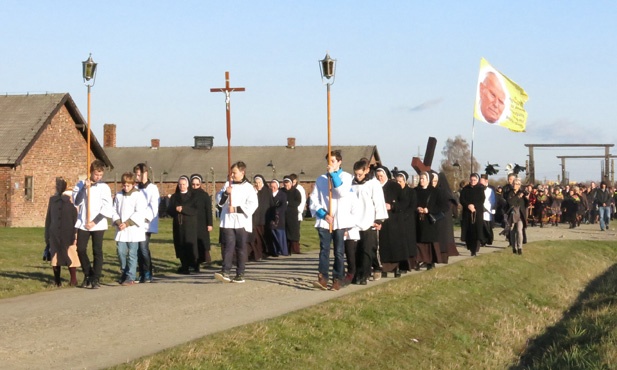 Z Krzyżem w byłym KL Birkenau