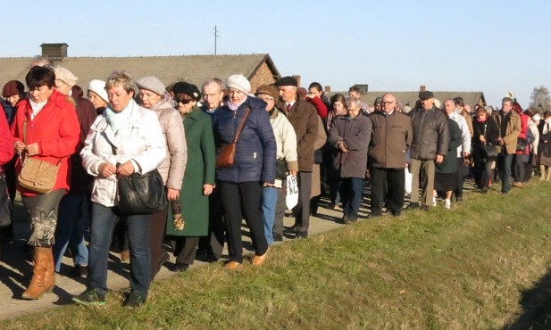 Z Krzyżem w byłym KL Birkenau