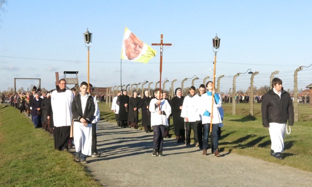 Z Krzyżem w byłym KL Birkenau