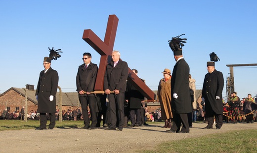 Z Krzyżem w byłym KL Birkenau