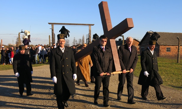 Z Krzyżem w byłym KL Birkenau