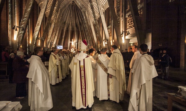 800 lat podtrzymują Kościół