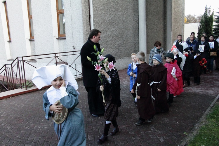 Korowód świętych na Piaskach Nowych - procesja z relikwiami