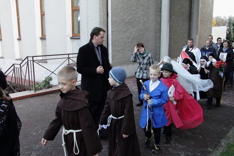 Korowód świętych na Piaskach Nowych - procesja z relikwiami