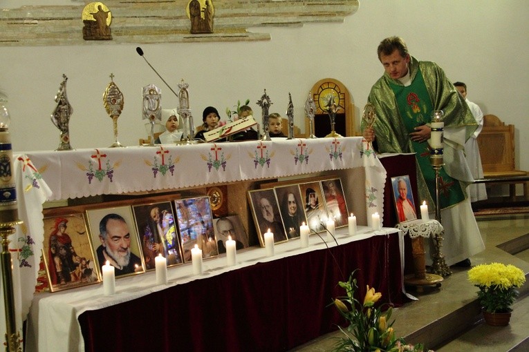 Korowód świętych na Piaskach Nowych - procesja z relikwiami