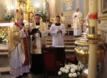 Bp Piotr Turzyński modlitwę o beatyfikację odczytał przy chrzcielnicy