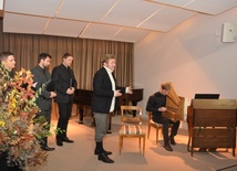 Koncert przeplatany był opowieściami Witolda Brody (drugi z prawej) o dawnych tradycjcach pogrzebowych