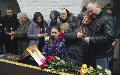  5.11.2015. Rosja. Nowogród Wielki. Pogrzeb jednej z ofiar katastrofy rosyjskiego samolotu, który rozbił się w Egipcie prawdopodobnie na skutek zamachu.