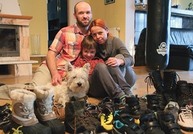 W przedpokoju domu Barbary i Mateusza dużo miejsca zajmują buty ich dzieci i podopiecznych