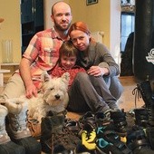W przedpokoju domu Barbary i Mateusza dużo miejsca zajmują buty ich dzieci i podopiecznych