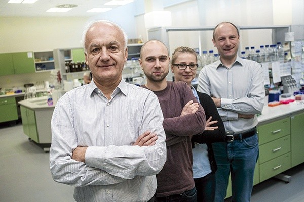 Prof. dr hab. Tadeusz Holak, mgr Krzysztof Żak,  mgr Katarzyna Guzik  i dr Grzegorz Dubin