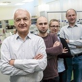 Prof. dr hab. Tadeusz Holak, mgr Krzysztof Żak,  mgr Katarzyna Guzik  i dr Grzegorz Dubin