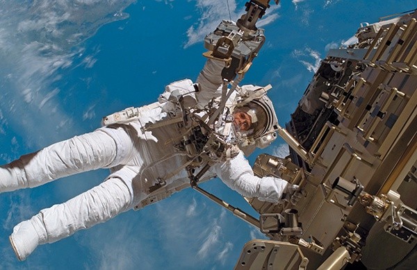 Podczas „spaceru” w kosmosie człowiekowi grożą: brak tlenu, ekstremalnie niskie ciśnienie i temperatura oraz promieniowanie słoneczne 