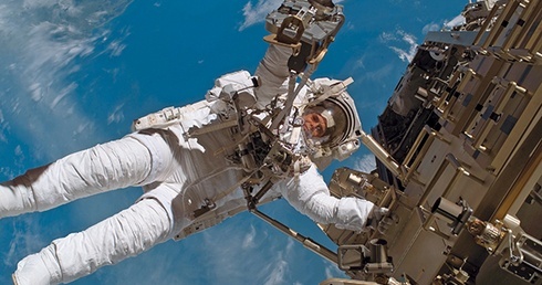 Podczas „spaceru” w kosmosie człowiekowi grożą: brak tlenu, ekstremalnie niskie ciśnienie i temperatura oraz promieniowanie słoneczne 