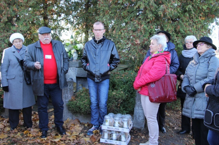 Spacery po łowickich cmentarzach