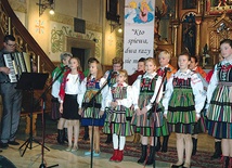  W przeglądzie udział wzięły również zespoły ludowe