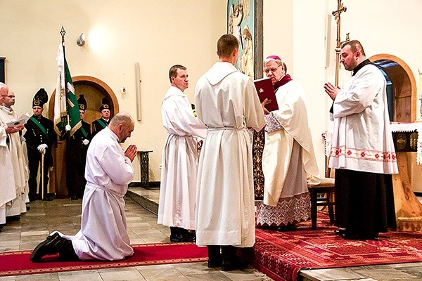 Teksty liturgii święceń przepełnione są pokorą i oddaniem  służbie Bogu i ludziom