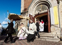  Po odpustowej Mszy św. wierni przeszli w procesji wokół kościoła