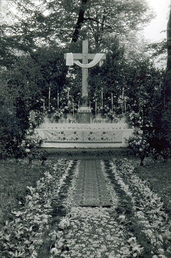  Krzyż wkomponowany w ołtarz na uroczystość Bożego Ciała,  24 czerwca 1960 roku 