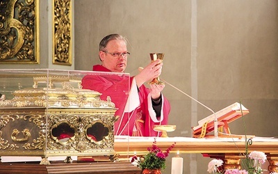  O. Galas SP sprawuje Mszę św. przy relikwiach  św. Wiktorii. Więcej o peregrynacji w specjalnym serwisie: lowicz.gosc.pl/Wiktoria