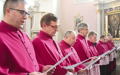  Nowo mianowani kanonicy złożyli wyznanie wiary i przysięgę, a następnie zajęli przygotowane dla nich miejsca