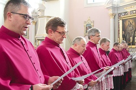  Nowo mianowani kanonicy złożyli wyznanie wiary i przysięgę, a następnie zajęli przygotowane dla nich miejsca