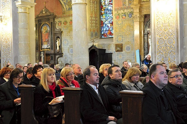  Pierwszym dokumentem przegłosowanym przez zgromadzenie synodalne w płockiej katedrze był dokument o rodzinie